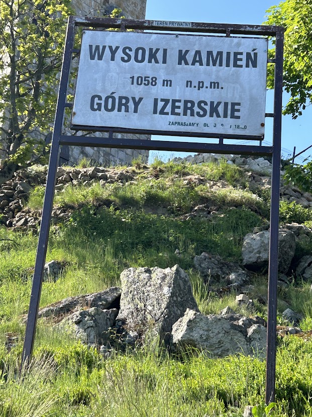 wysoki kamien